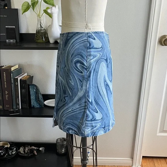 Swirl Denim Mini Skirt size 8 Wild Fable like new with small slit at front seam - Picture 4 of 9